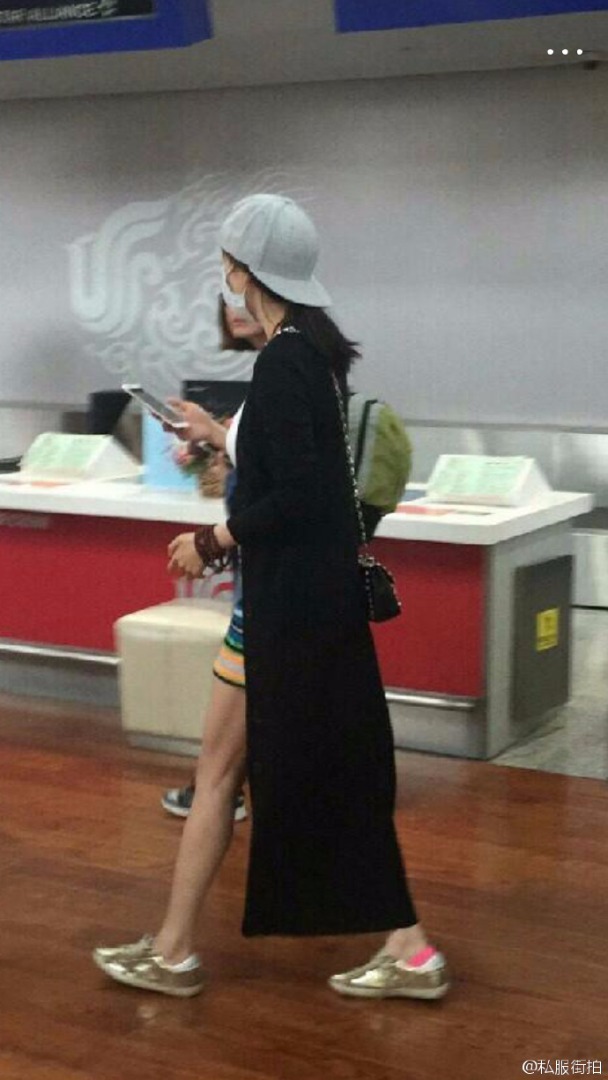 博主“私服街拍”晒出的照片,应该是杨幂到达藏区机场的照片。