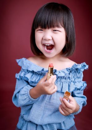 11岁女孩,同学们从未见过她的素颜,医生:她的骨