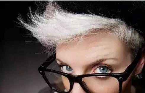 年轻人出现很多的白头发是什么原因诱发的?