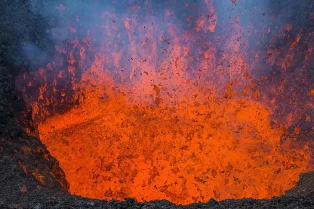 探访三百多座火山如仙境和地狱的交融!
