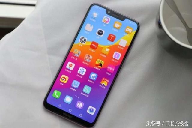 假如你有2000,荣耀play和小米8SE 买谁合适?