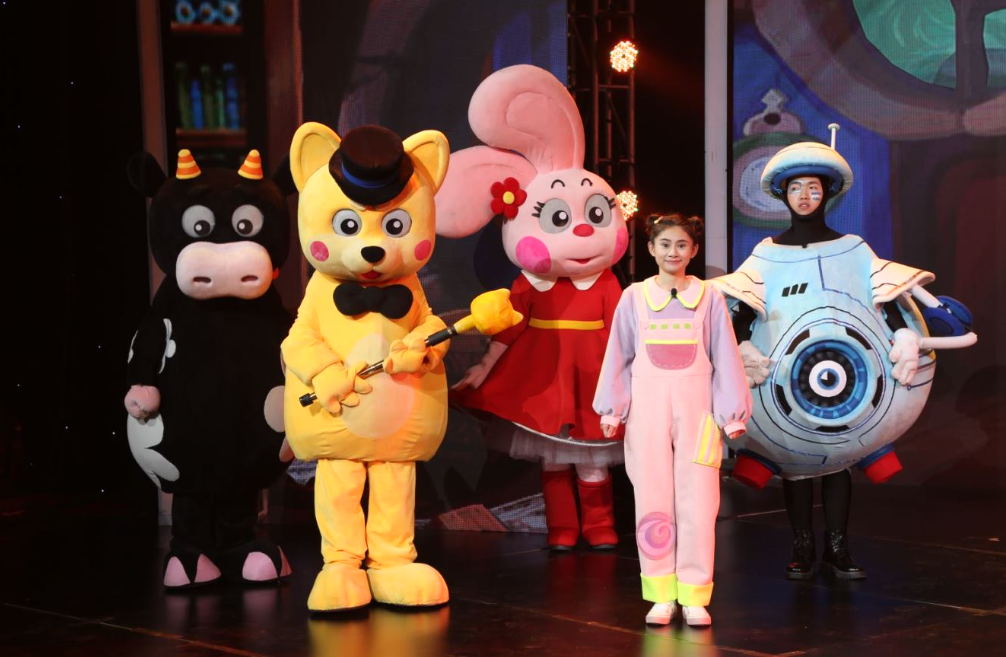 个角色,包括了卡小酷,派派牛,可可,二酷机器人这四个卡酷家族动漫形象