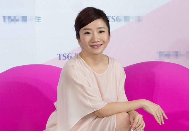 曾是台湾知名主持人,因向韩星下跪被骂,今上综