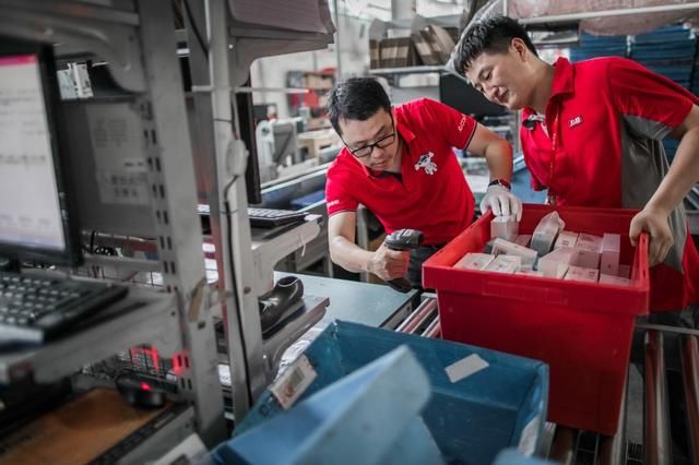 京东物流CEO王振辉与配送兄弟欢聚428是整个