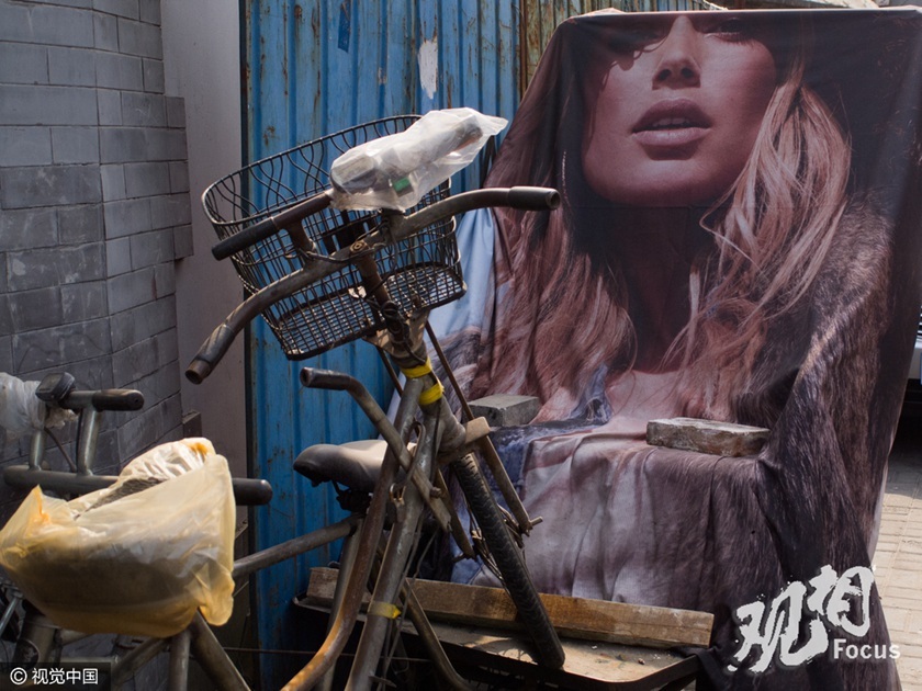 在西方大妞注视下，破败的自行车依然倔强。