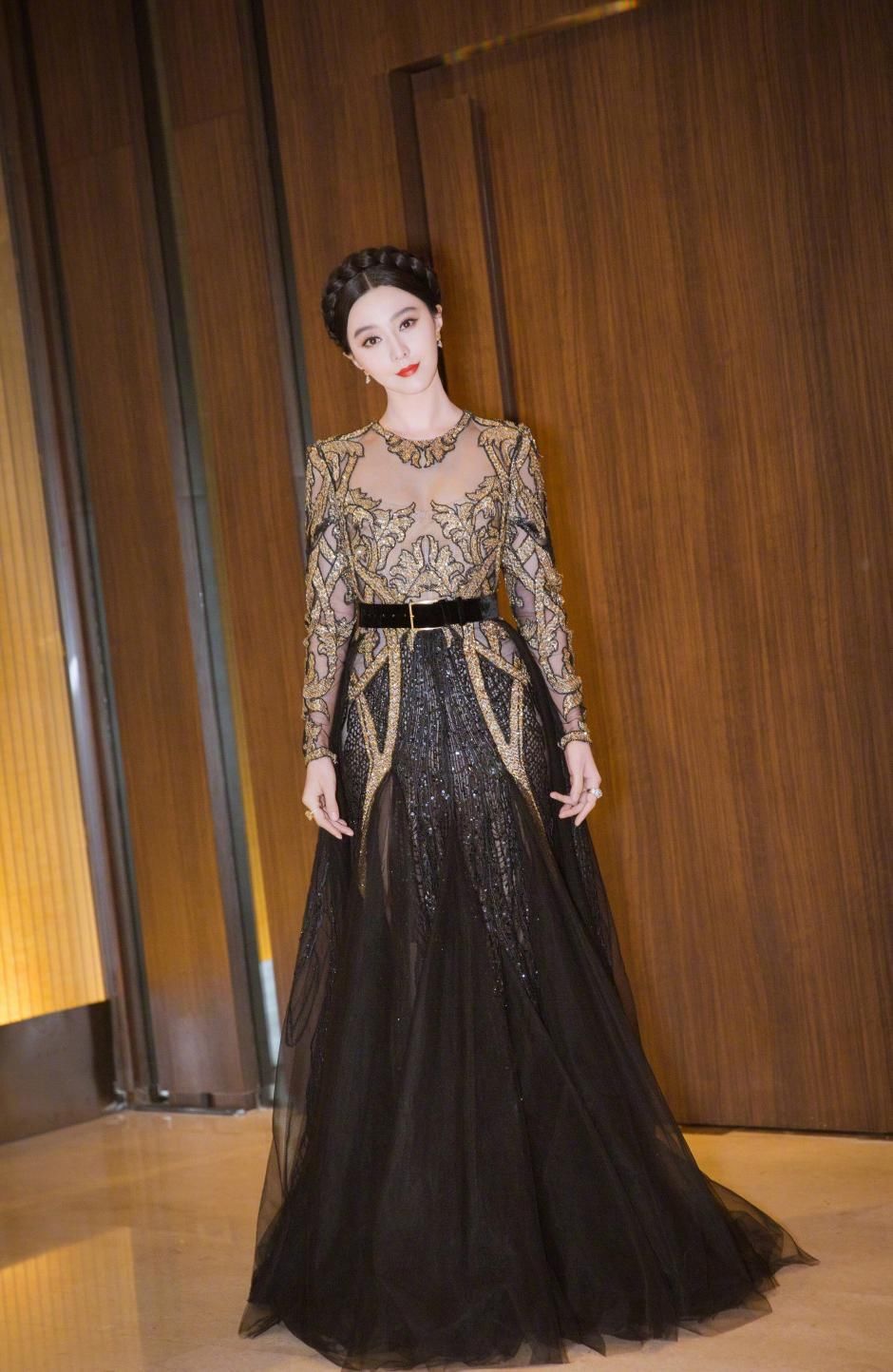 范冰冰抹胸透明薄纱裙惊艳大秀,文胸若隐若现