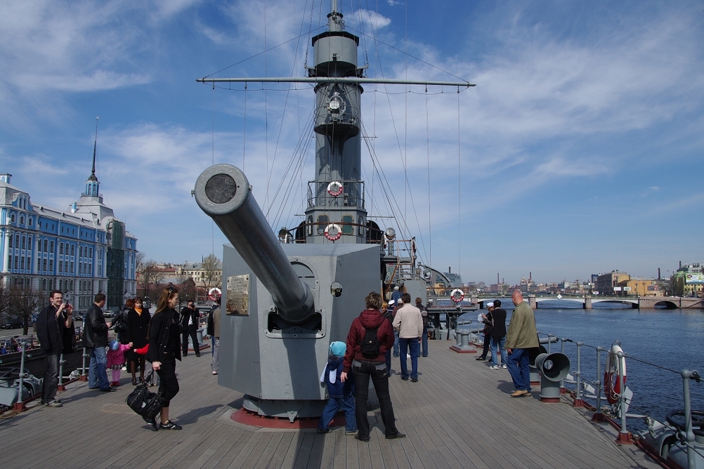 在“阿芙乐尔”号巡洋舰甲板的前部，至今仍摆放着一门152毫米口径的大炮，引来许多游人合影留念。