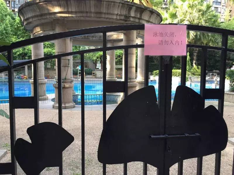 突发!杭州11岁小女孩小区泳池内游泳被电晕!两名救生员跳下救人也相继触电…… 突发!杭州11岁小女孩小区泳池内游泳被电晕!两名救生员跳下救人也相继触电……