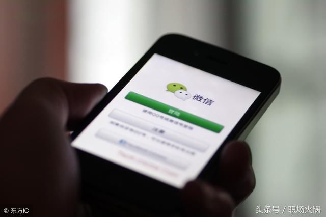 马屁精把年终奖短信错发工作群,老员工辞职,老