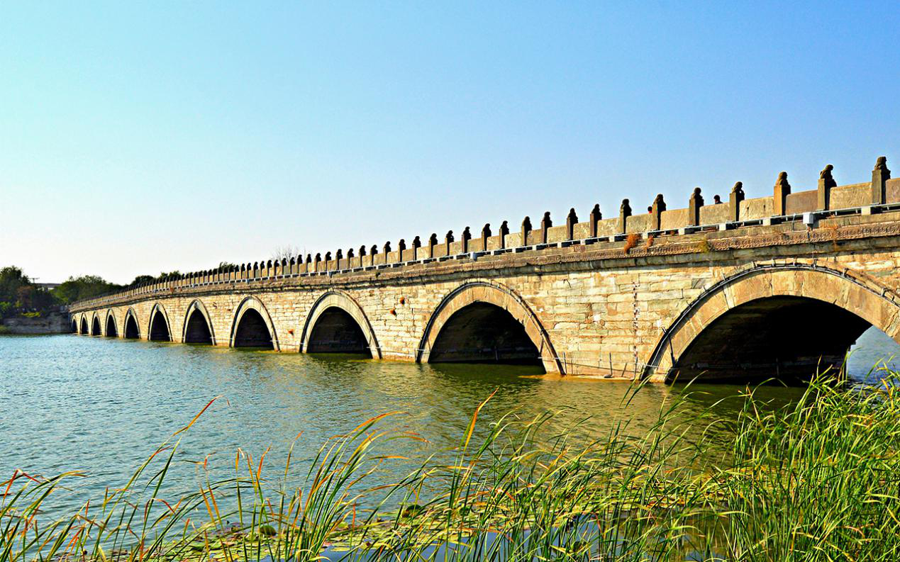 (图:卢沟桥飞架永定河)舒小峰局长介绍,西山永定河文化带是北京市三个