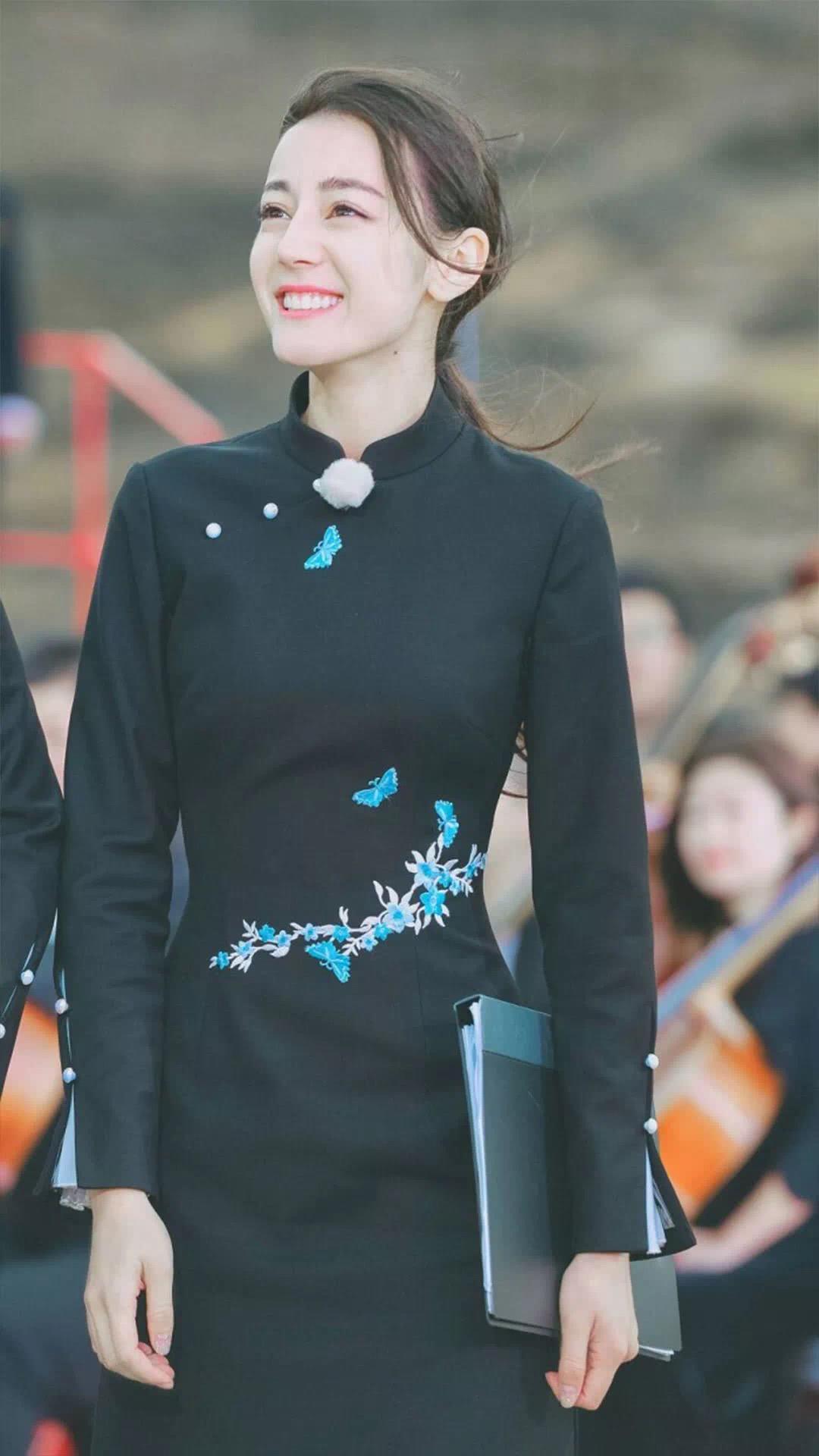 迪丽热巴穿搭一件亮片长裙宛如美人鱼,网友:她