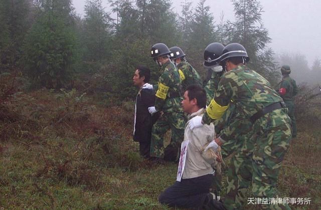 这样,报复人即使知道5名行刑人的姓名3,毒气室:犯人被关进一间不锈钢