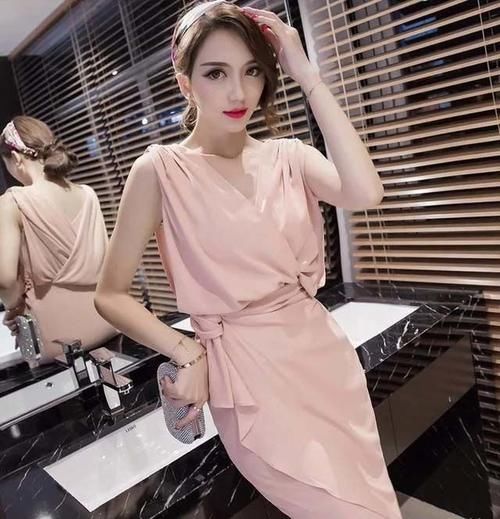 老婆,咱穿点正常人能看的过去的衣服吧,你这样让我很难堪!