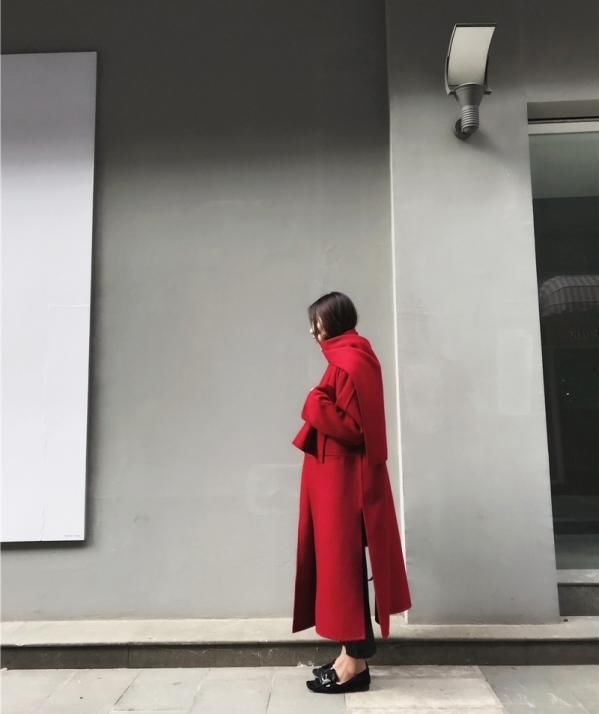 大红色大衣配什么颜色围巾好看?