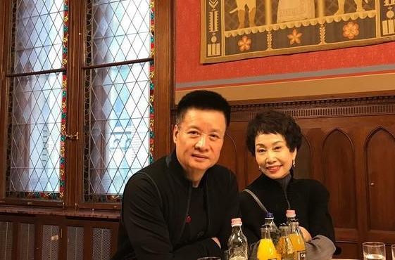 61岁阎维文全家近照,女儿精英女婿背景显赫,呵护患癌妻子二十年