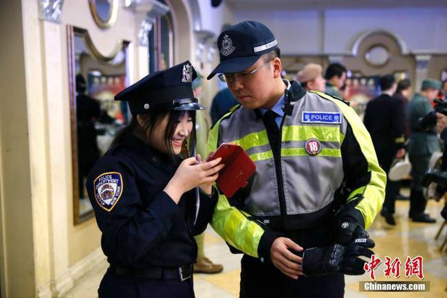 12月3日，北京龙骑兵军事俱乐部迎来了一年一度的军装秀活动，200余名资深军迷穿着多个国家各时期“军服”及警察“制服”盛装出席。该活动已成为军迷交流、学习军事知识的盛大PARTY。