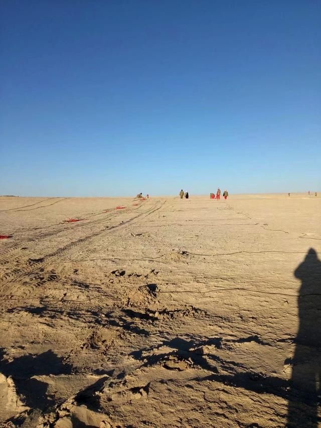 柴达木盆地 沙漠与风蚀残丘相互交错