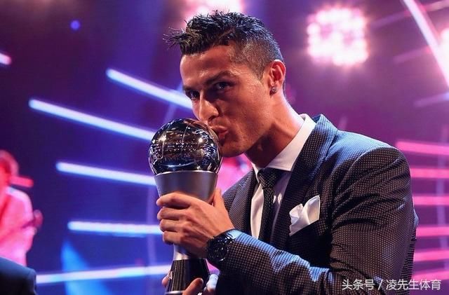 C罗获2017世界足球先生,齐达内获最佳教练