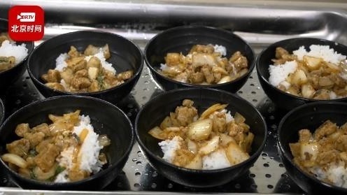 丰台二中食堂“上新”  套餐变自助 学生都说好