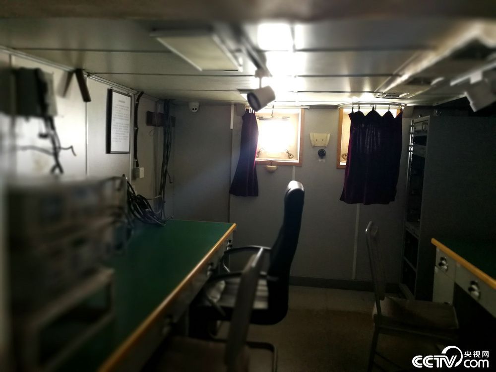 南昌舰共有大大小小约240个舱室，满编时舰上可容纳300余名官兵。（记者 袁育堃 报道）