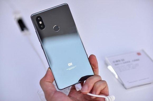 小米8SE人气不敌小米8?网友:线下用户更喜欢