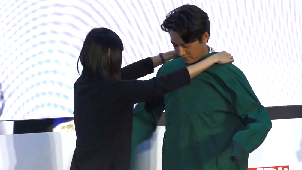迷妹为靳东穿上手术服 谈手术室戏他不堪回首 迷妹为靳东穿上手术服 谈手术室戏他不堪回首