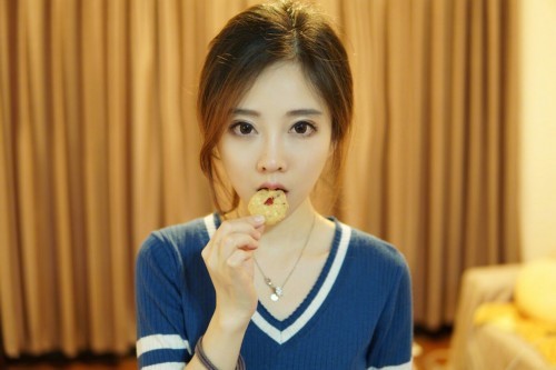 组图:不只会唱歌!美女主播冯提莫亲手做饼干送