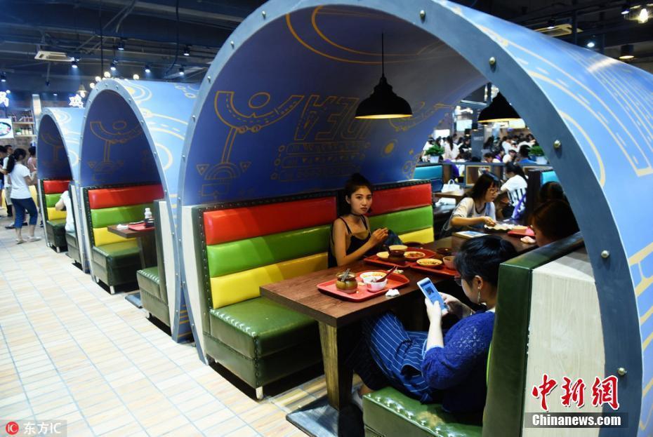 杭州一大学食堂颜值爆表 引学子排队用餐