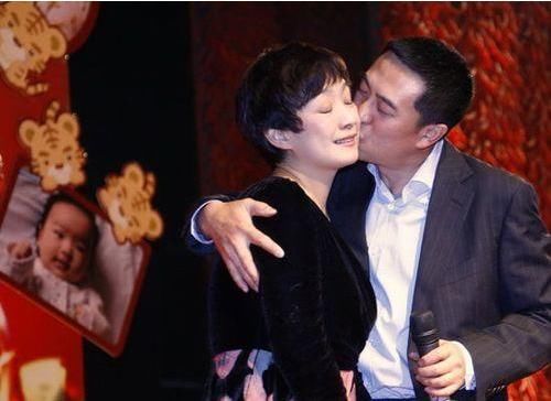 张嘉译两任妻子差距大,与现任结婚后迅速走红