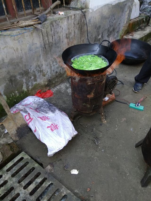 很多時候,農村有這樣的風俗,老了人,雖然有點難過,但是也算是喜事一樁