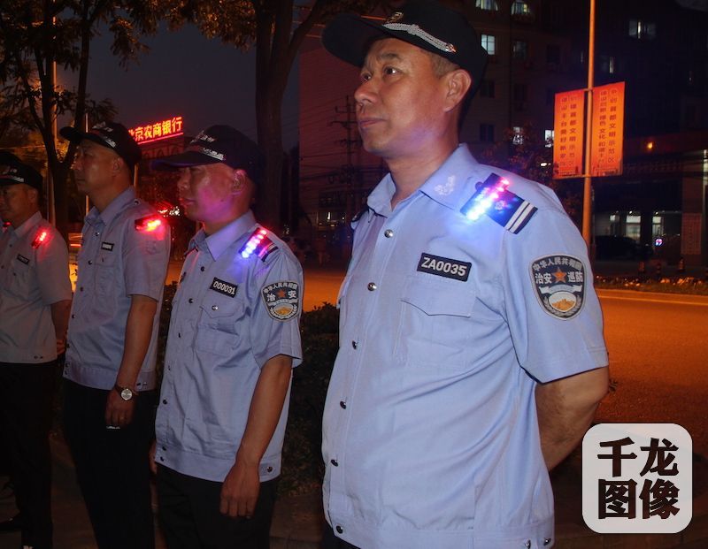 图为佩戴肩章的安保人员.丰台区长辛店镇供图