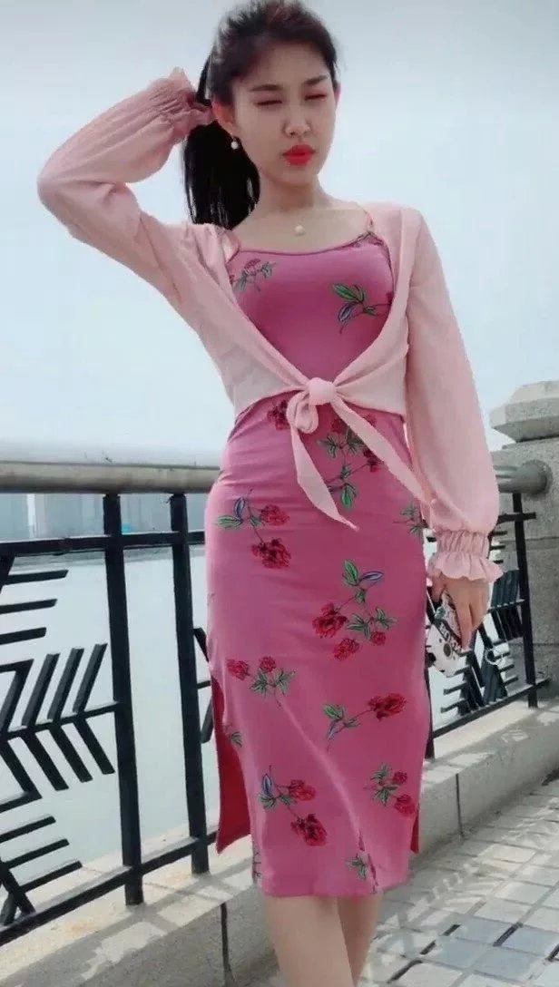 包臀连衣裙搭配粉色蕾丝开衫,小姐姐很有成熟