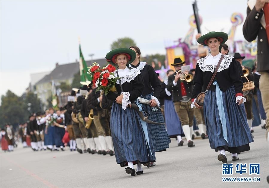 9月22日，在德国慕尼黑，人们参加盛装游行。