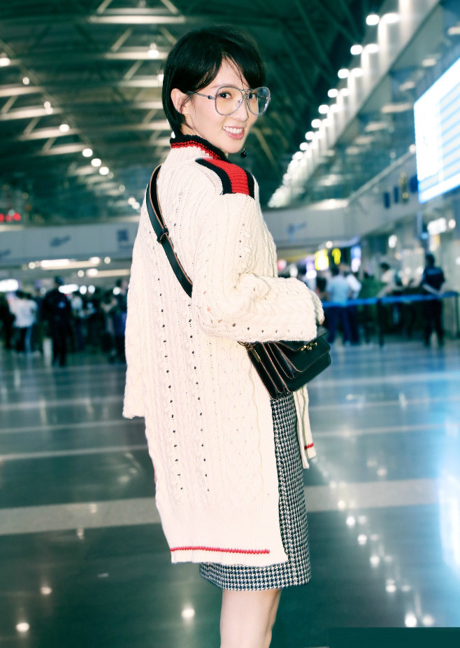 不知道金晨什么审美,一双姨妈巾鞋真奇葩,邓