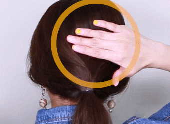 视频来源于网络 先梳一个低马尾之后用手把两侧和中间的头发抓出一点