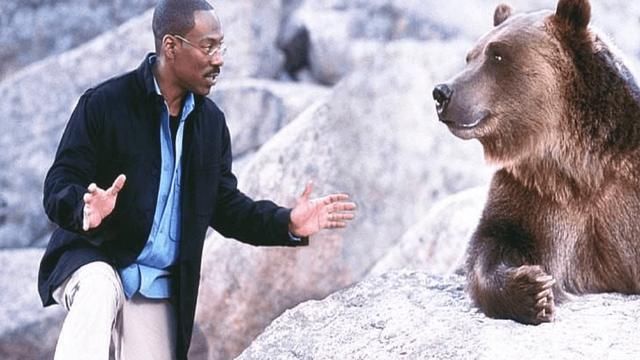 他天生跟动物有缘,能听懂动物说话,长大后救了