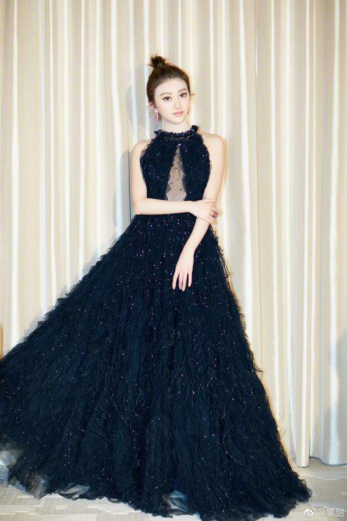 景甜全家照爆光,不小心漏出的一角,足以看出景