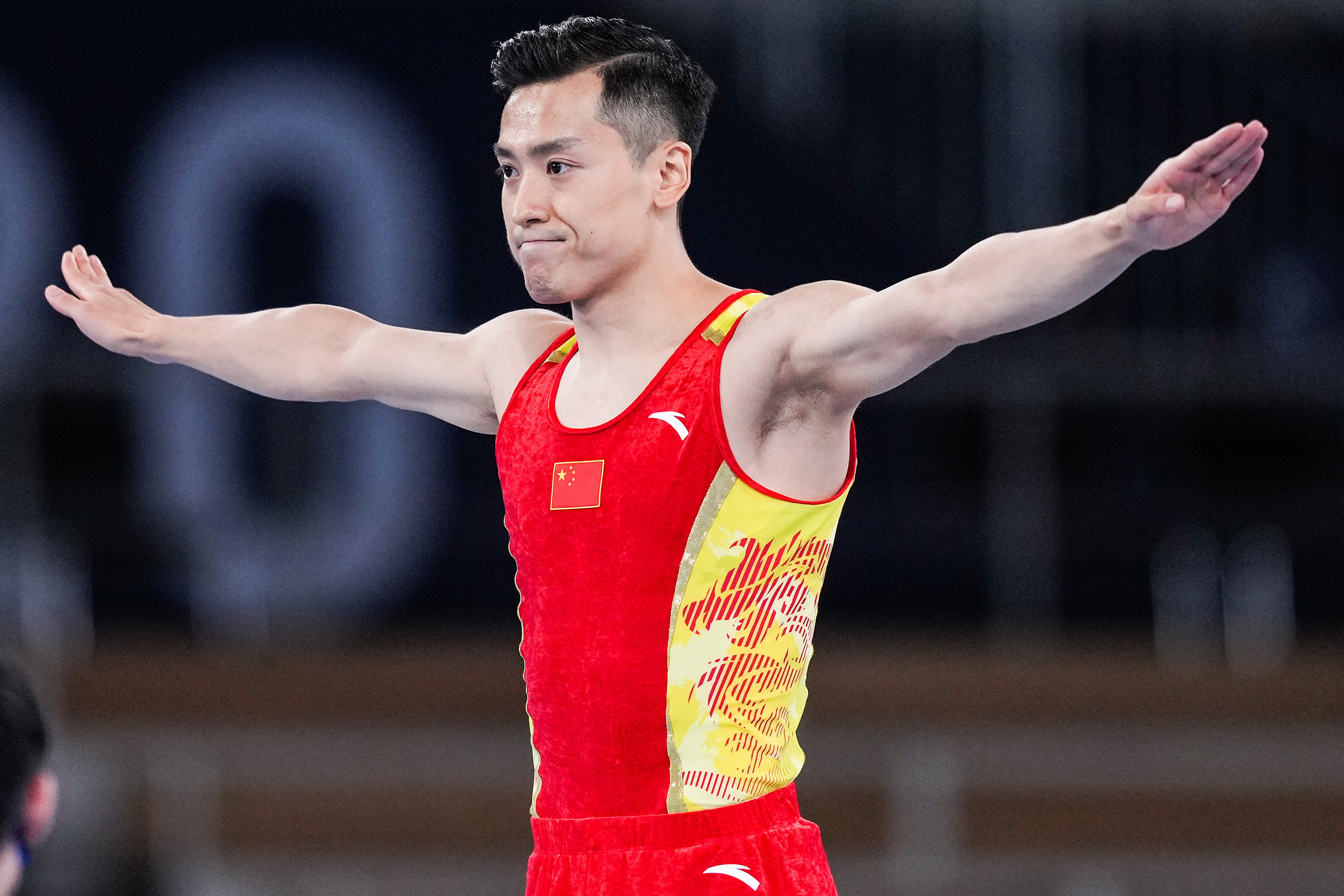 致敬!四朝元老董栋在男子蹦床比赛中获得银牌