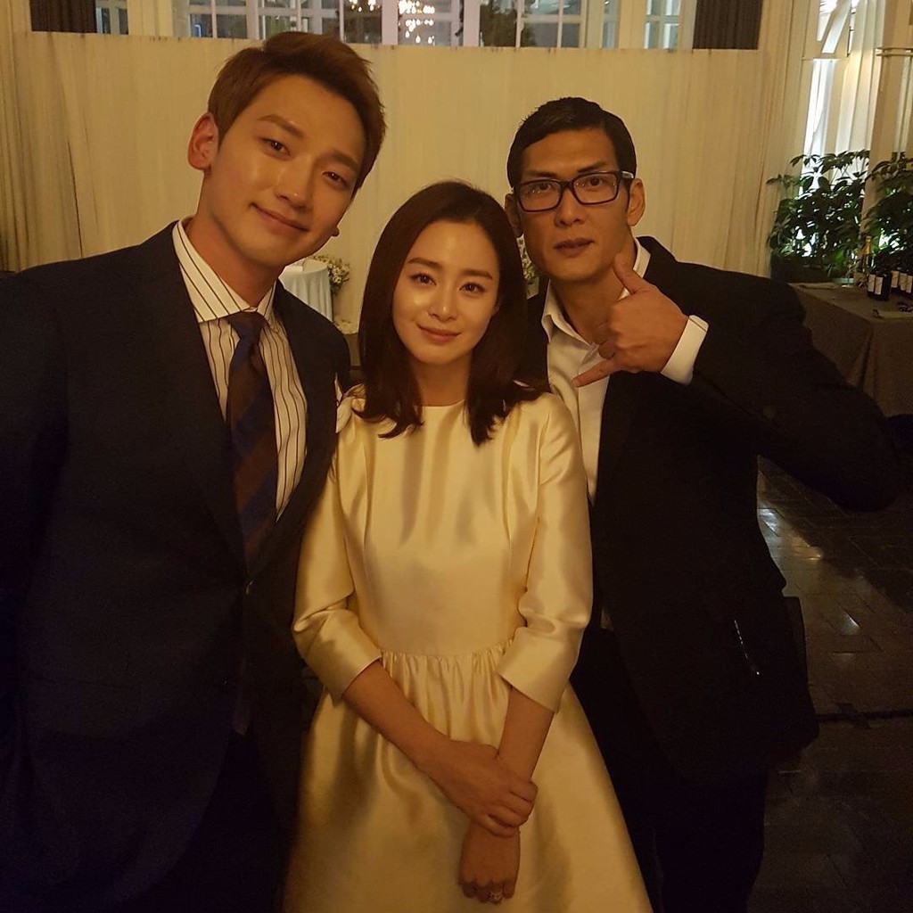 rain与金泰熙婚礼现场照 甜蜜挽手超恩爱