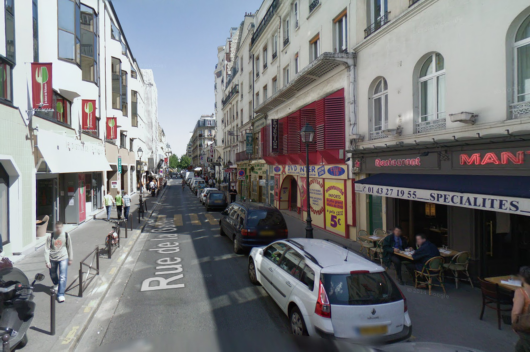 据法国《新观察家报》报道，9月8日，在法国巴黎蒙帕纳斯区一座老式公寓边，有人看见一名妇女不断从自己三楼阳台上往楼下扔猫，照理说“猫有九命”，三楼并不算高，它们落地后应该不会受伤，但这些猫似乎十分虚弱，许多都被摔得发出凄惨叫声。