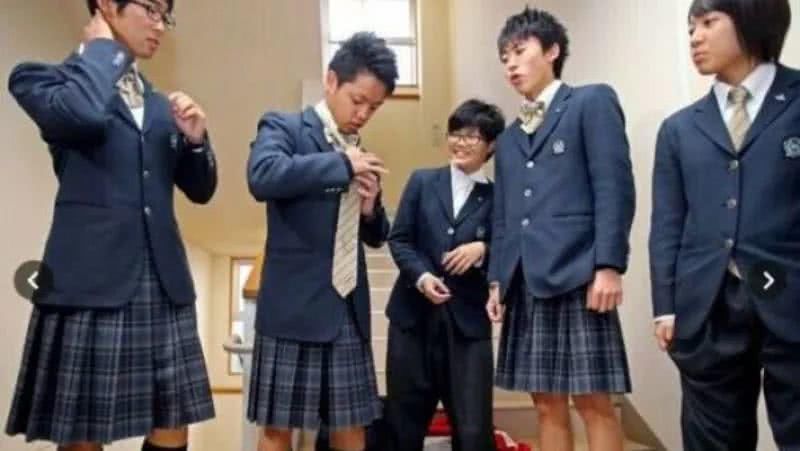 奔放!日本一中学竟允许男生穿短裙,女生打领带