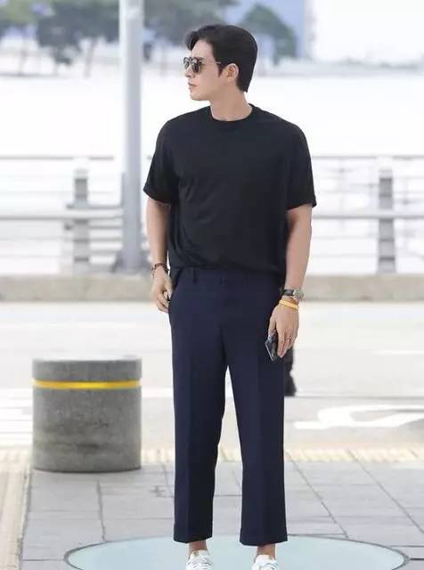 谁说西装裤就要正经八百!2017年的「西装裤」就应该要这样穿! 谁说西装裤就要正经八百!2017年的「西装裤」就应该要这样穿!