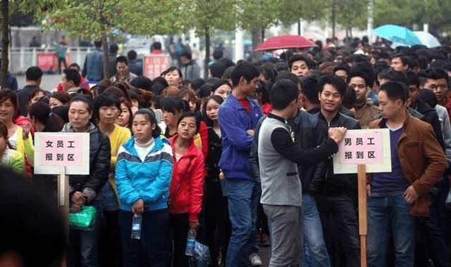 大学生跑去富士康做寒假工,为何他们拿到手的