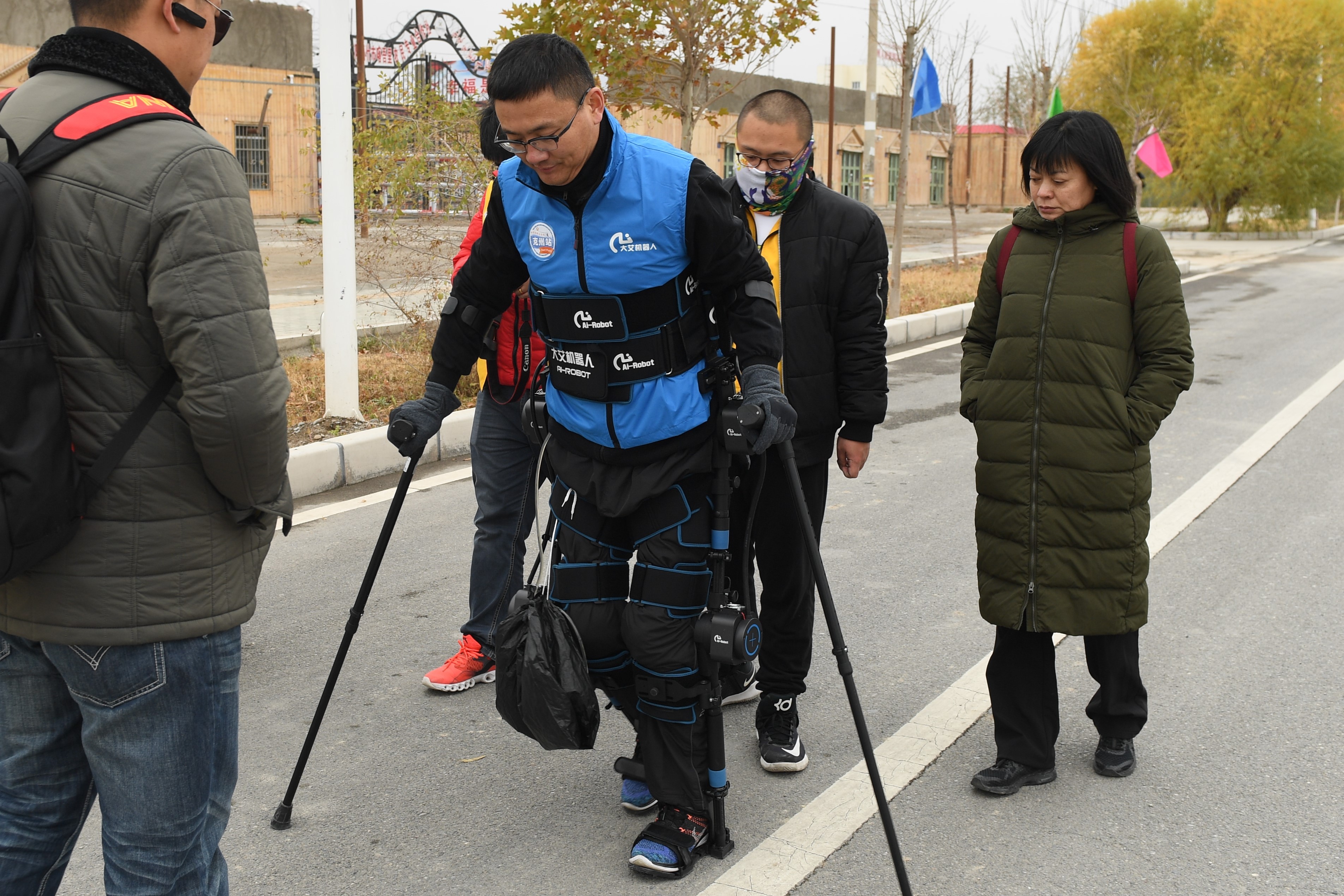 中国首次穿戴外骨骼机器人挑战马拉松