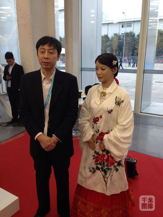 在众多机器人中，最吸引人眼光的，当数中国的美女机器人“佳佳”’。佳佳长相漂亮，秀外慧中，深受欢迎。身穿汉服的佳佳，被诸多现场观众花式搭讪，佳佳则对一些问题作出了机智的回答。
