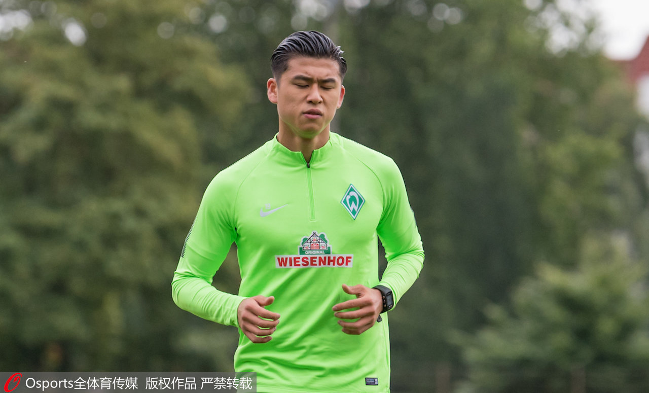 张玉宁发布会用英文对答如流 外国记者被他逗