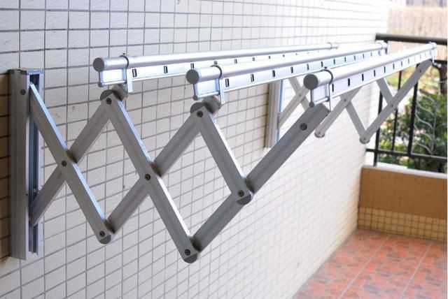 别再说阳台没地方晾衣服,回家装这种晾衣架,实