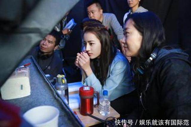 明星在片场休息时李易峰杨幂这样,杨颖抽烟解