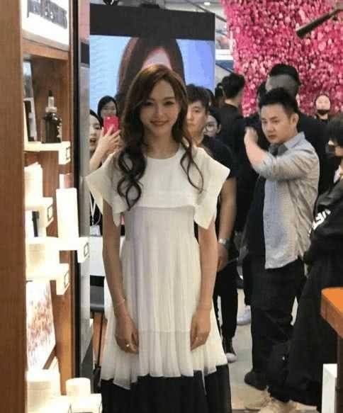 外国小哥的表情告诉你李沁的颜值有多高,刘亦