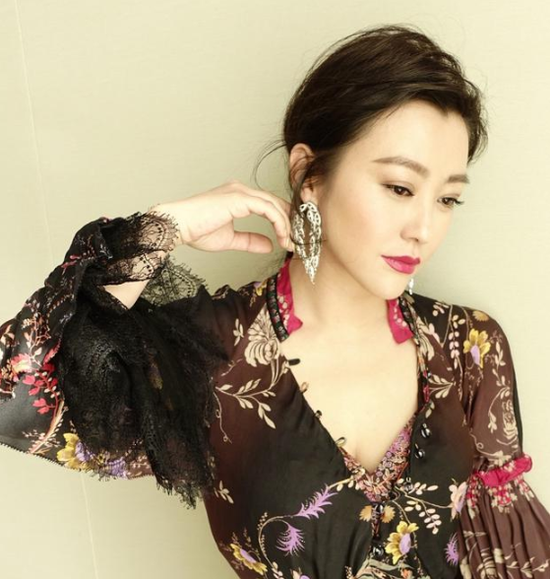 郝蕾怒斥偷拍者:干扰我和家人的正常生活了(图1) 郝蕾怒斥偷拍者:干扰我和家人的正常生活了(图1)